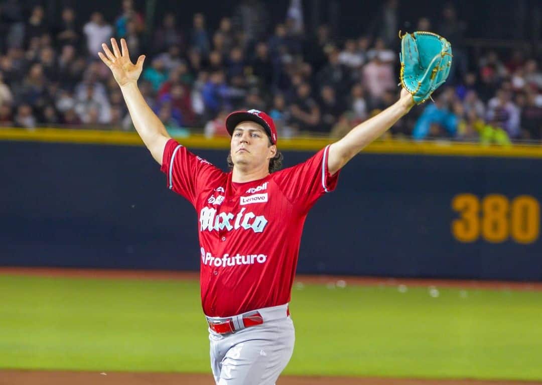 TREVOR BAUER FESTEJA TRAS FINALIZAR UNA ENTRADA