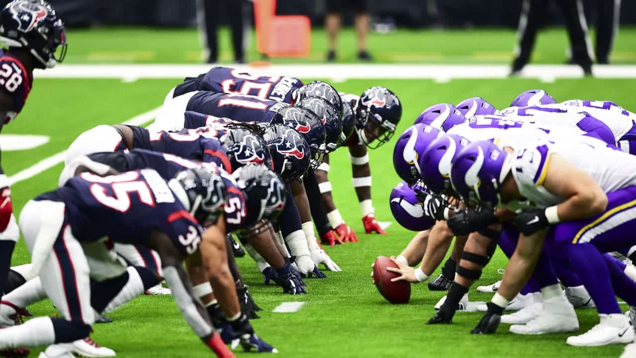 DEFENSIVA DE TEXANS Y OFENSIVA DE VIKINGS EN POSICIÓN ANTES DE INICIAR UN JUEGO