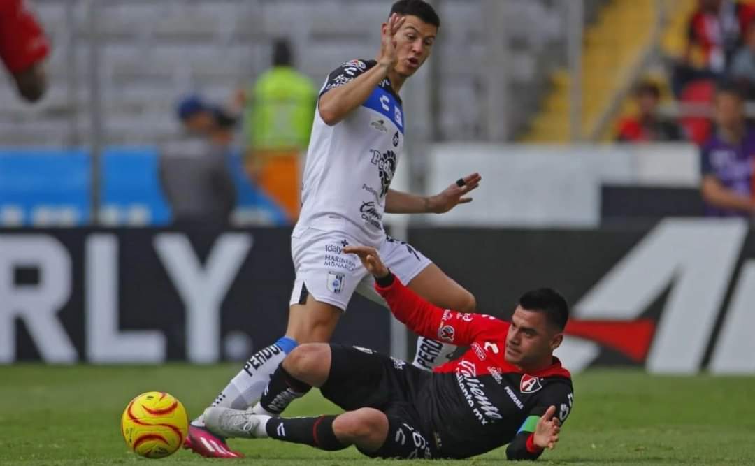 JUGADORES DEL ATLAS Y GALLOS SE DISPUTAN EL BALÓN