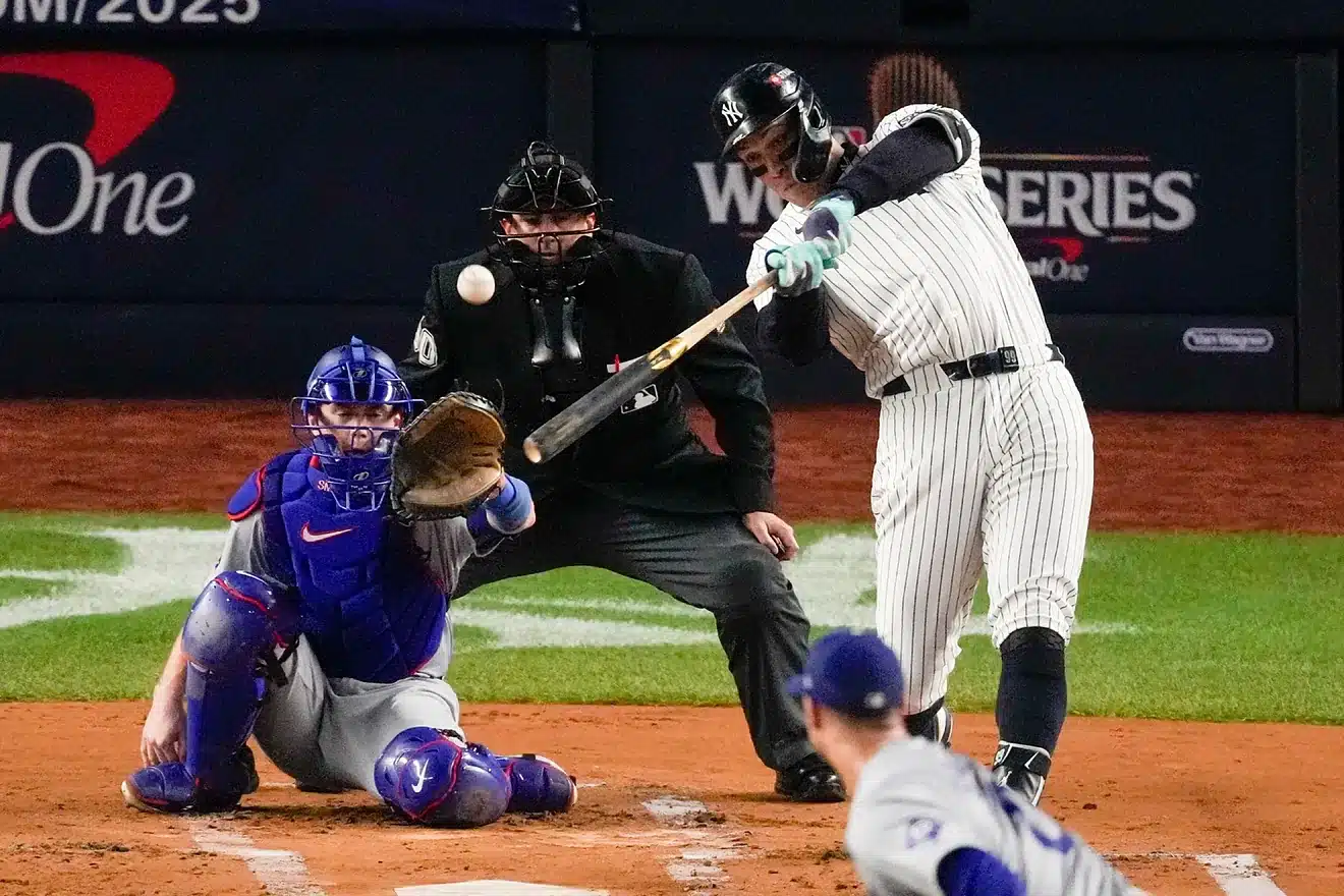 Aaron Judge conectando su primer jonrón en Serie Mundial