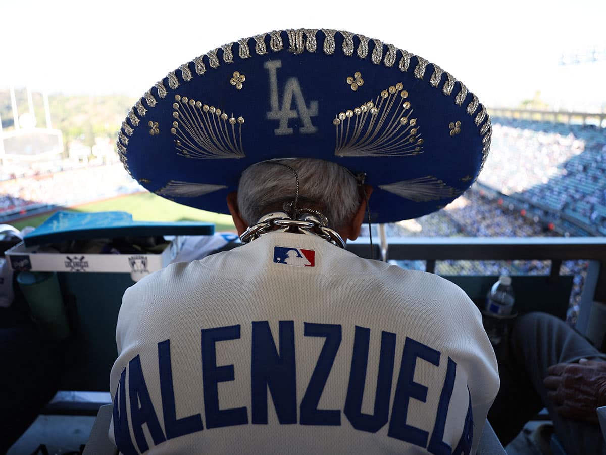 Aficionados honraron a Valenzuela en el graderío del Dodger Stadium