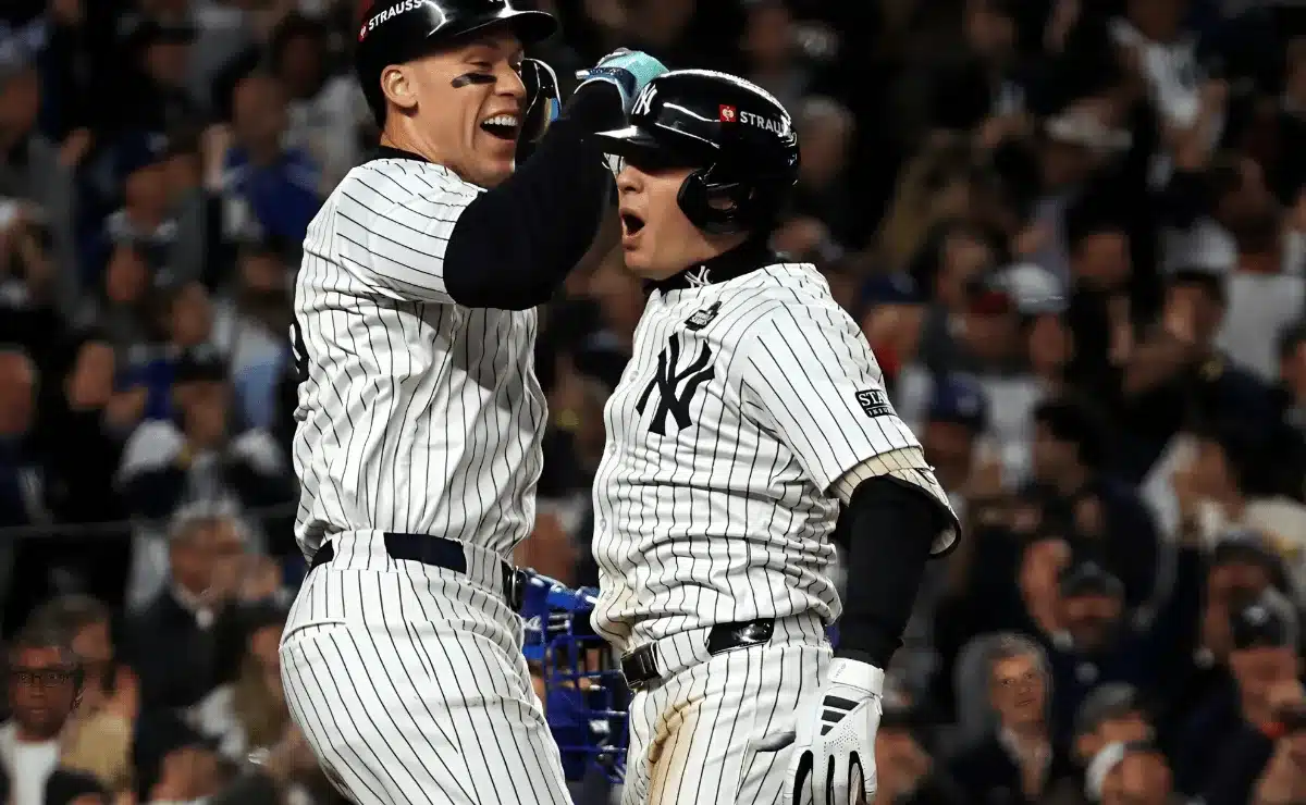 Anthony volpe celebra junto a Aaron Judge