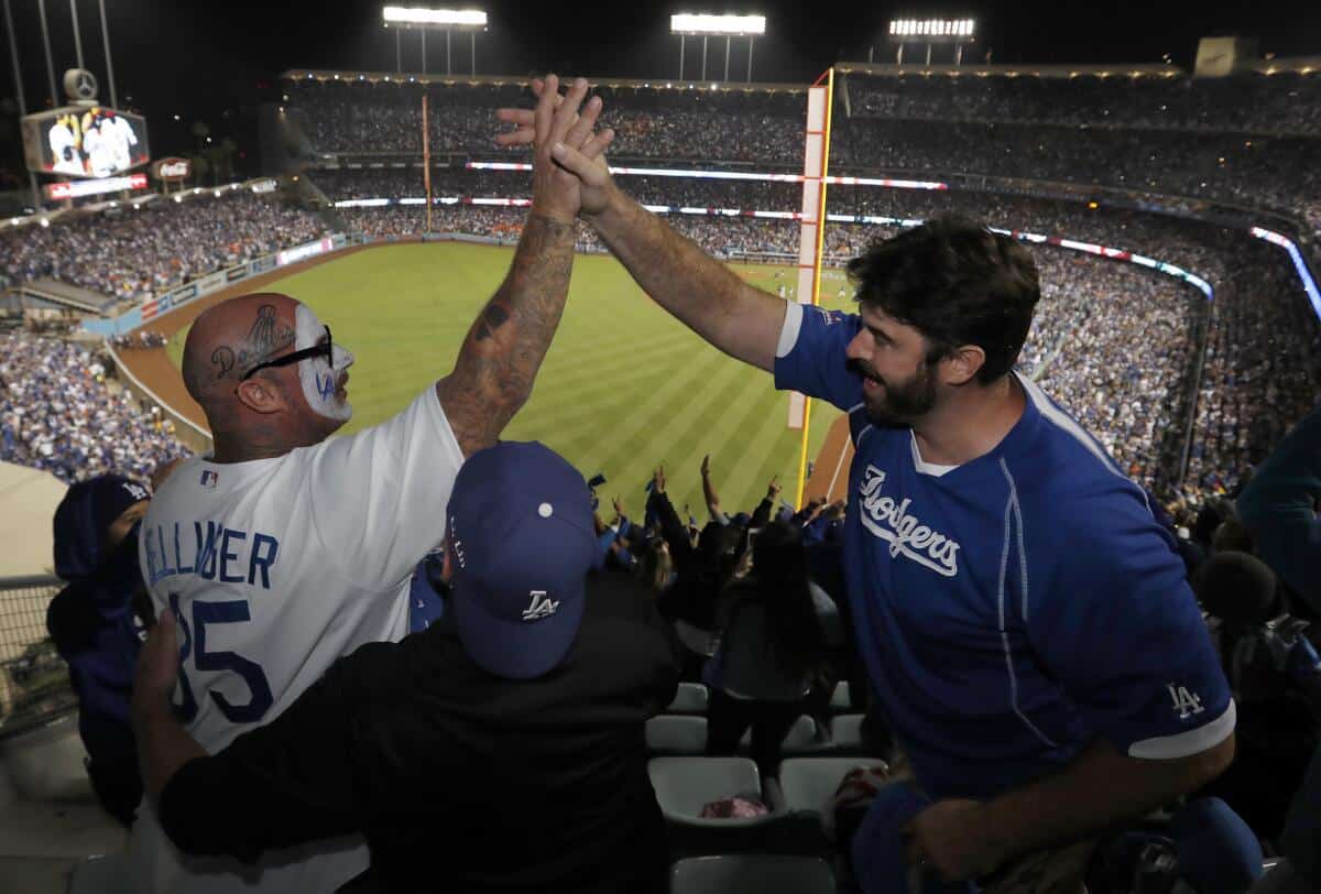 Fanáticos de los Dodgers celebran su pase a la Serie Mundial