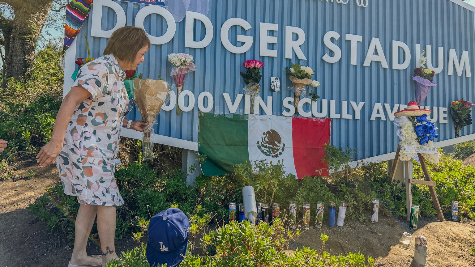 Aficionados rinden tributo a Fernando Valenzuela