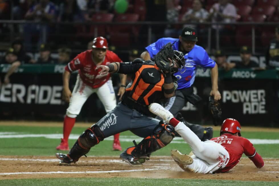 Jugadón en el home plate