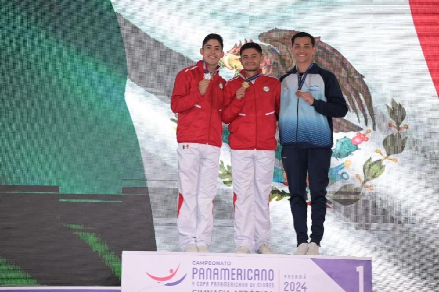 De Izq. a Der. Mario Nava e Iván Veloz en el podio tras ganar plata y oro, respectivamente, en el Panamericano de Gimnasia Aeróbica 2024.