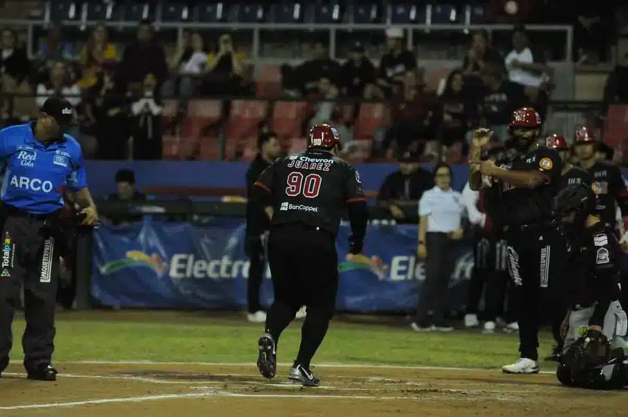 Luis Juárez luego de pegar cuadrangular