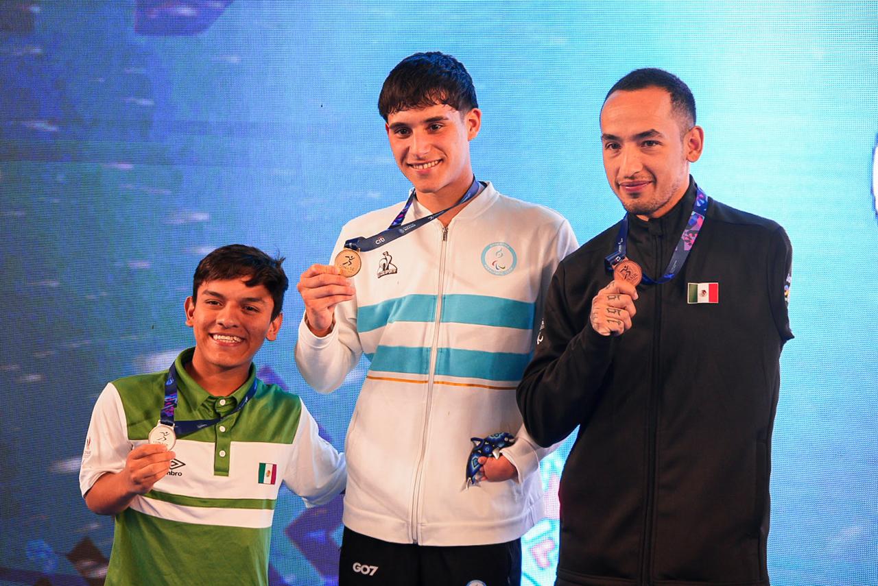 De Izq a Der. Jesús Alberto Gutiérrez Bermúdez (plata), Mariano José Lombardi (oro) y Luis Armando Andrade Guillen (bronce), en la Serie Mundial de Para Natación