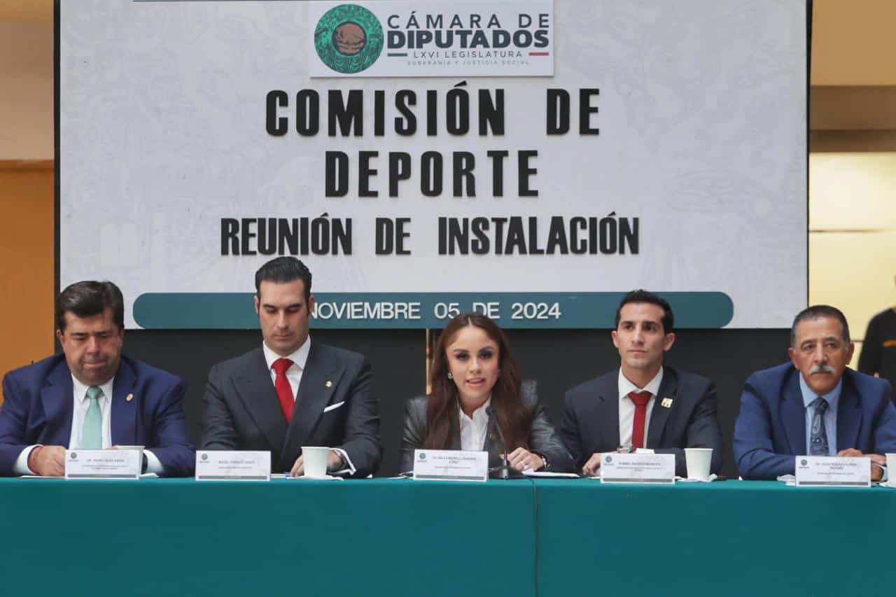 Rommel Pacheco, director general de la CONADE, durante la instalación de la Comisión de Deporte de la Cámara de Diputados junto a Paola Longoria