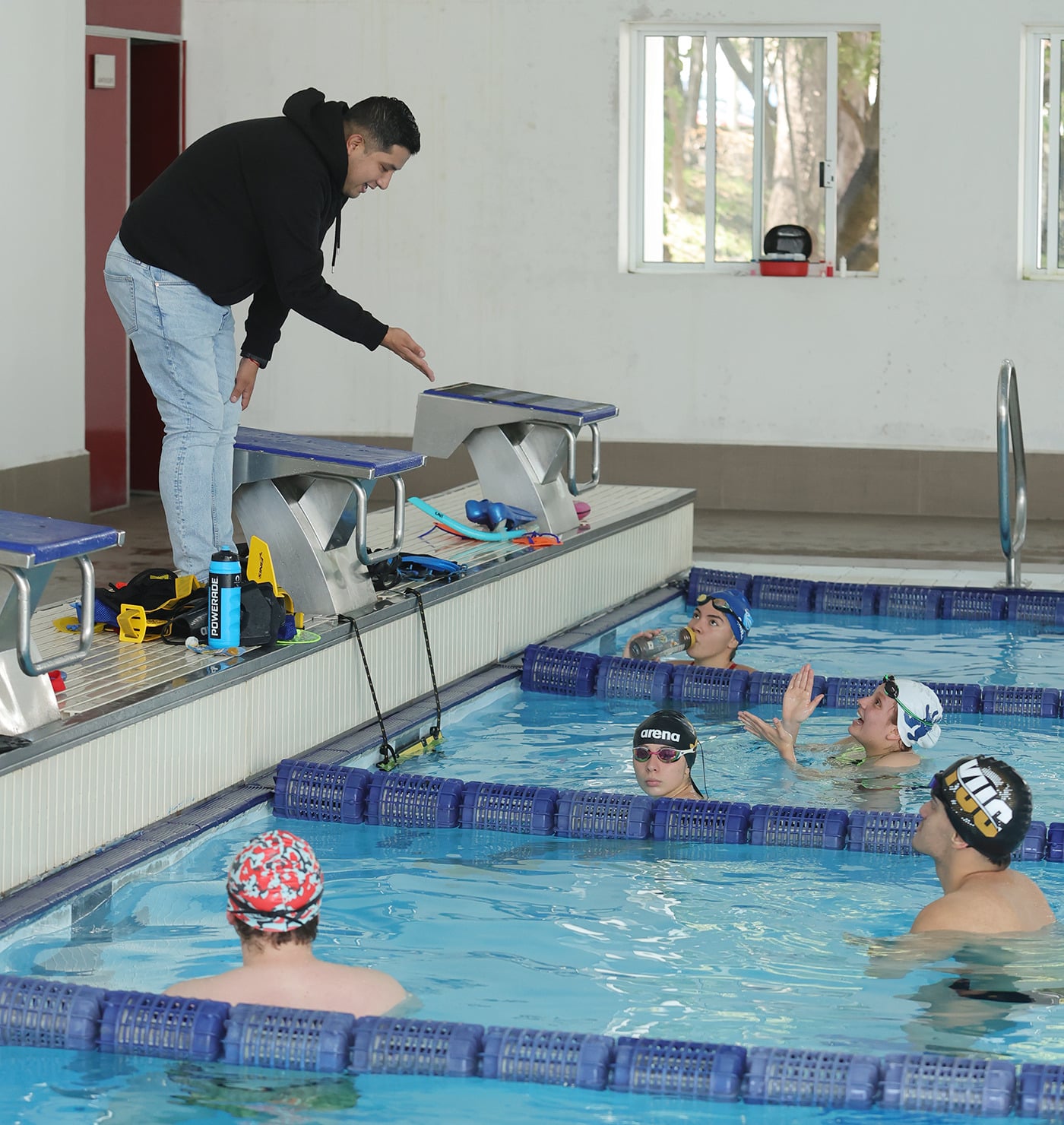 Entrenador Orlando Ibarra con sus alumnos