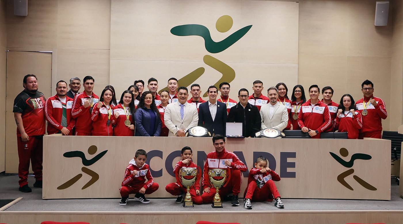 El director general de la CONADE, Rommel Pacheco, recibió la visita de la selección nacional de kickboxing tras su histórico 2024.