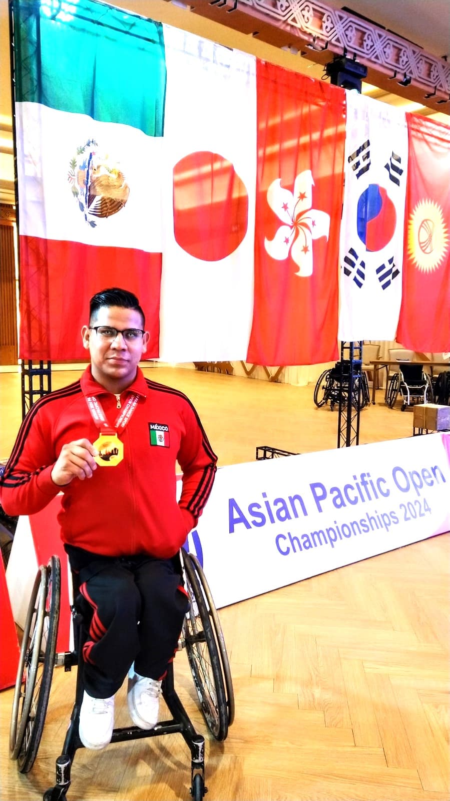 Yermain Fernández con su medalla