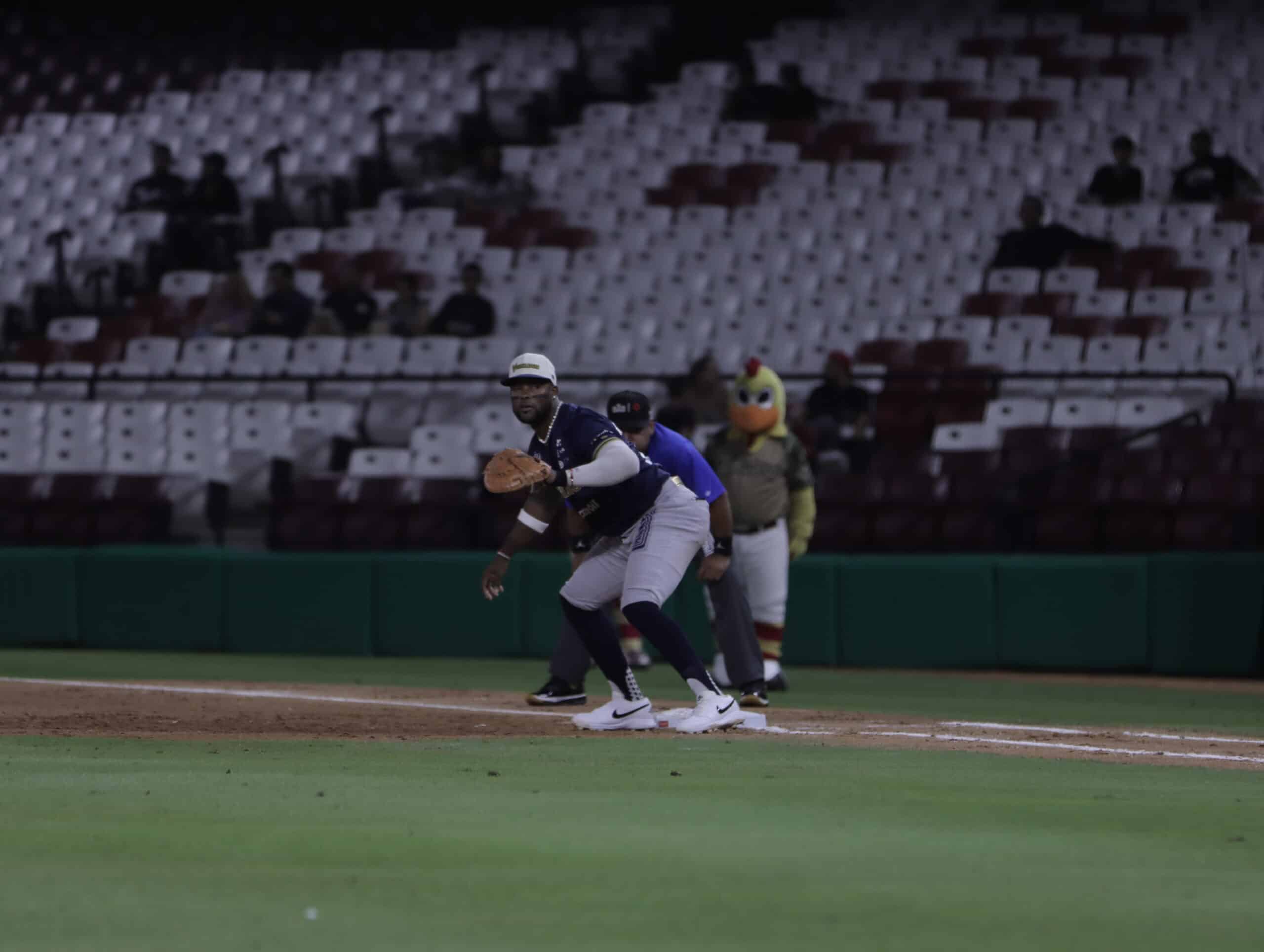 Los guindas y los rojos van por el tercero de la serie