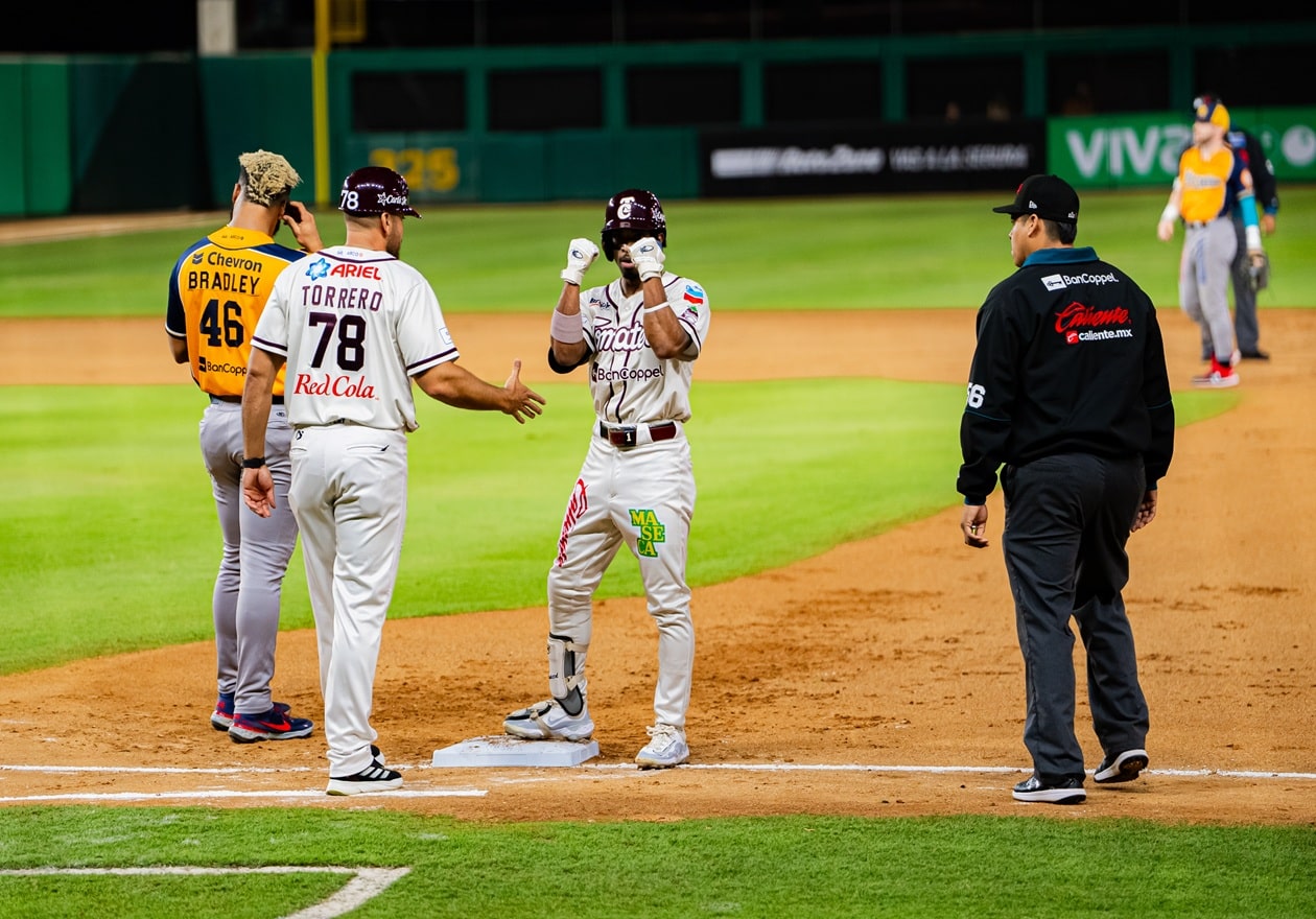 Rudy Martin Jr celebra con sus compañeros