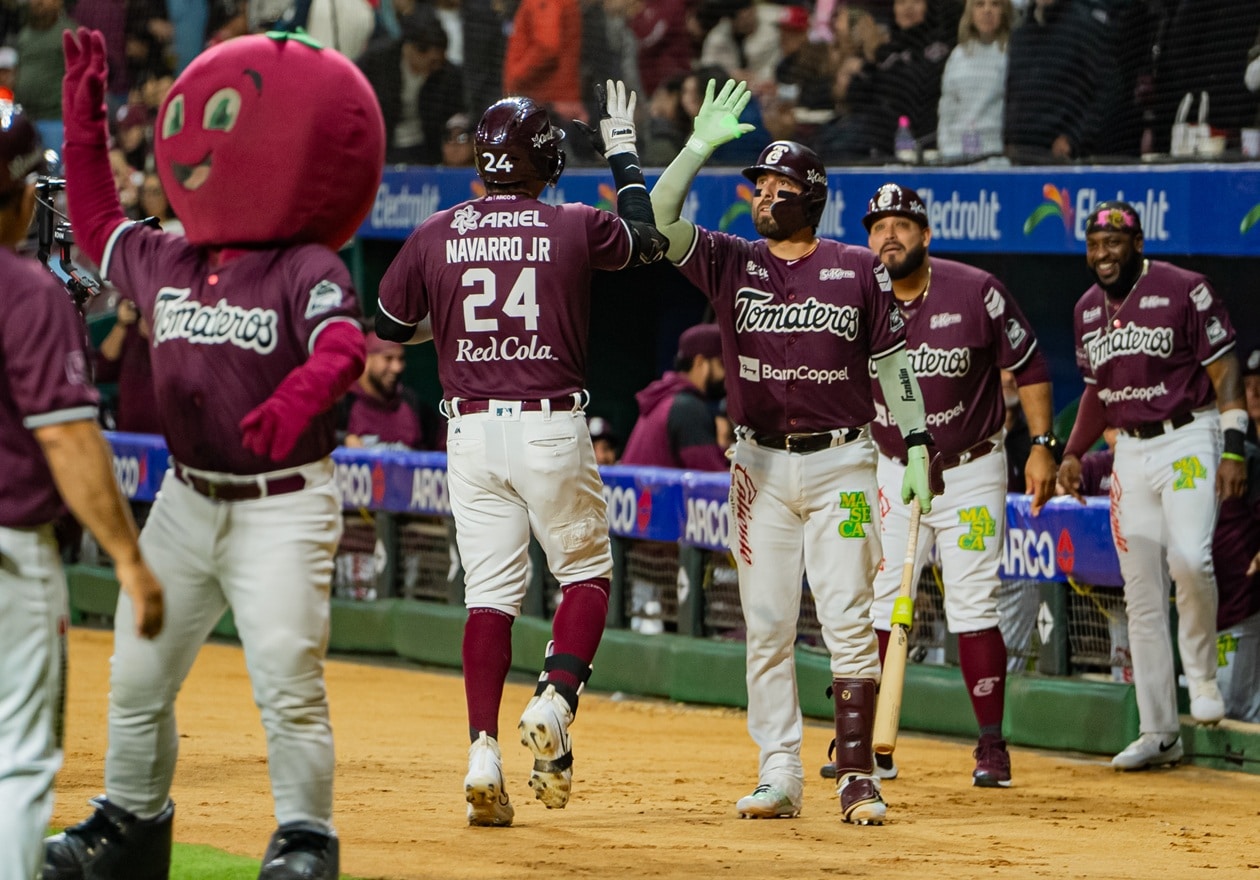 Los guindas en el juego 1 luego del jonrón de Efrén Navarro