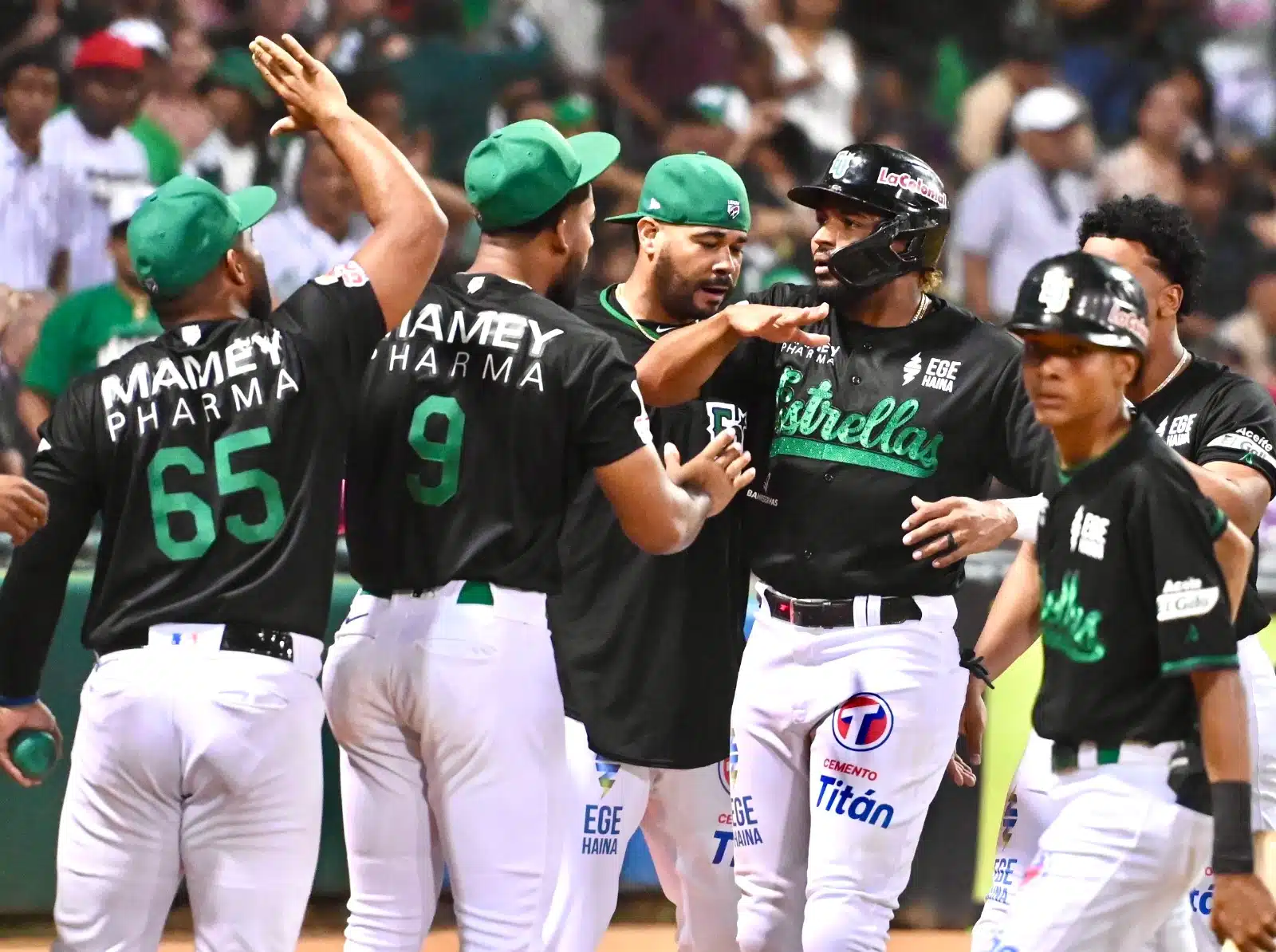 Las Estrella blanquearon al equipo cibaeño, 6-0, en un juego celebrado en su casa, donde José Barrero se destacó al conectar un cuadrangular en la quinta entrada