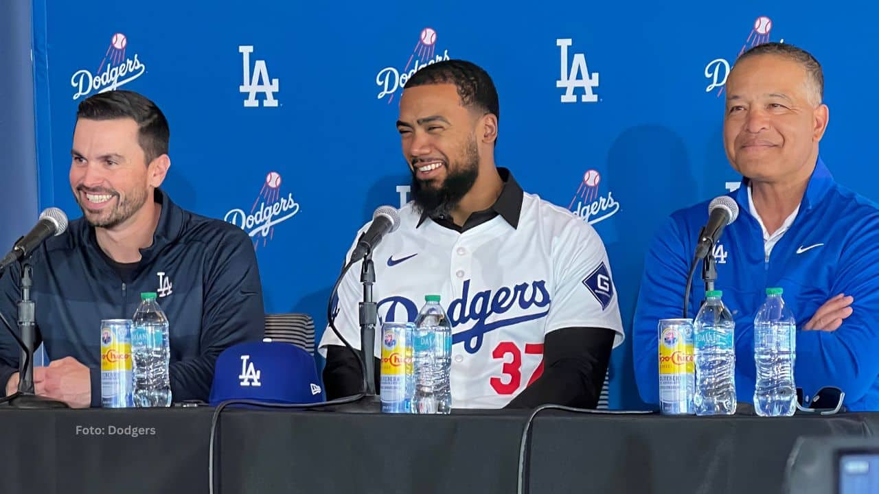 Teoscar es presentado por los Dodgers