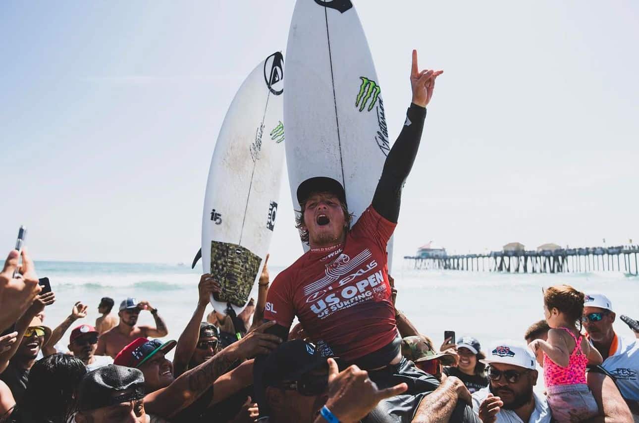 Alan Cleland celebra durante una competencia de surf.