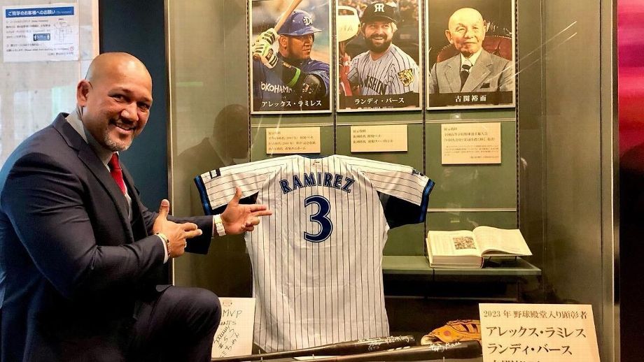 Alex Ramírez junto a una exhibición de algunos artículos suyos como jugador en el Salón de la Fama del Béisbol Japonés.