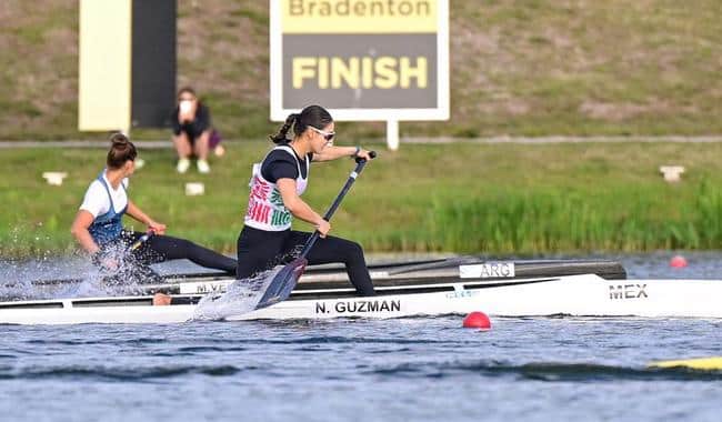 La preseleccionada nacional de canotaje, Nicol Guzmán, durante una competencia internacional.