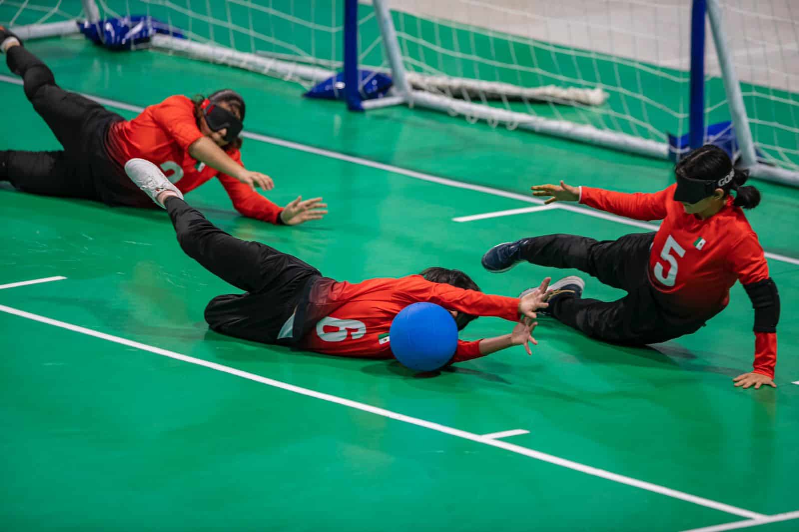 Selección femenil de golbol durante una competencia internacional.