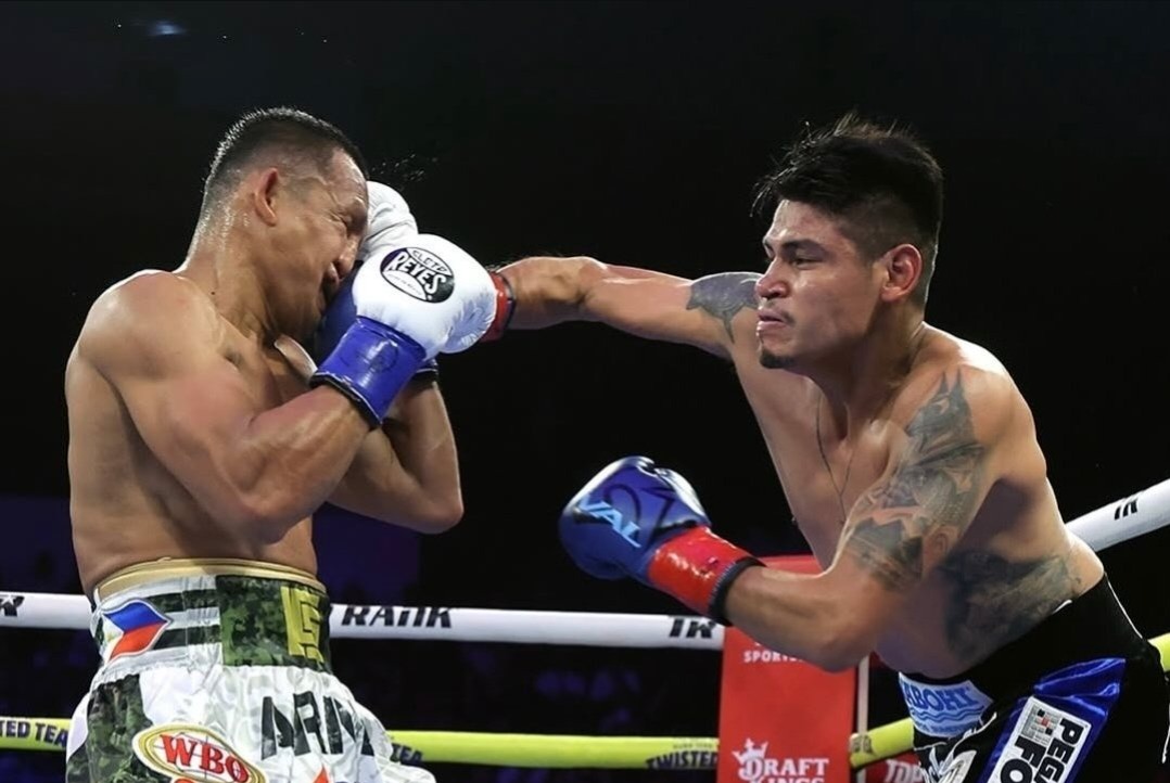 El boxeador mexicano Emanuel ‘Vaquero’ Navarrete se sobrepuso a un corte en su rostro y se impuso ante el filipino Charly Suárez.