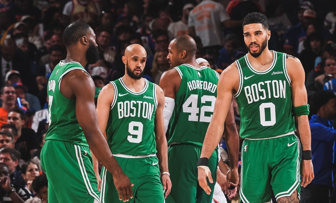A base de triples, Boston superó a New York por 115 a 93 y puso las semifinales del Este 1-2.